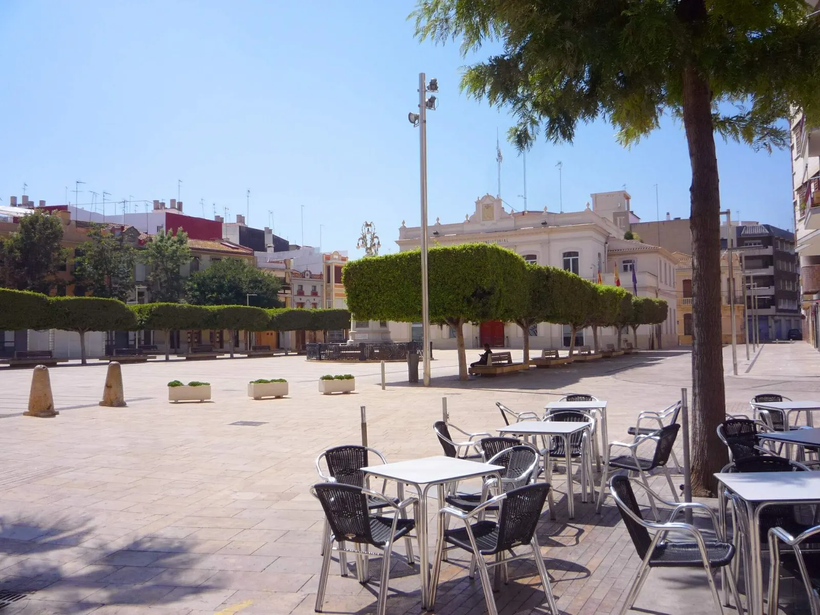 Plaça del País Valencià de Alfafar, plaza amplia con terraza, árboles y el ayuntamiento al fondo