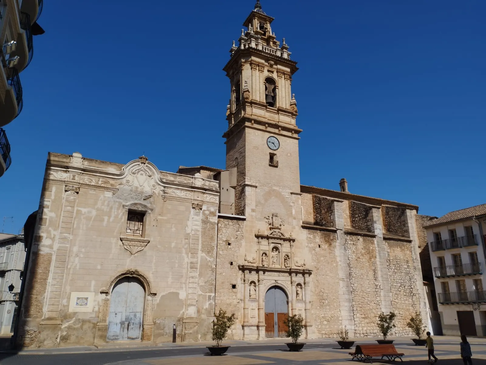 Basílica de Sant Jaume Apòstol de Algemesí, fachada de piedra con portada barroca y campanario