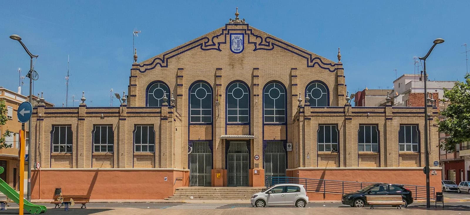 Mercado municipal de Carcaixent, edificio de ladrillo con grandes ventanales en arco