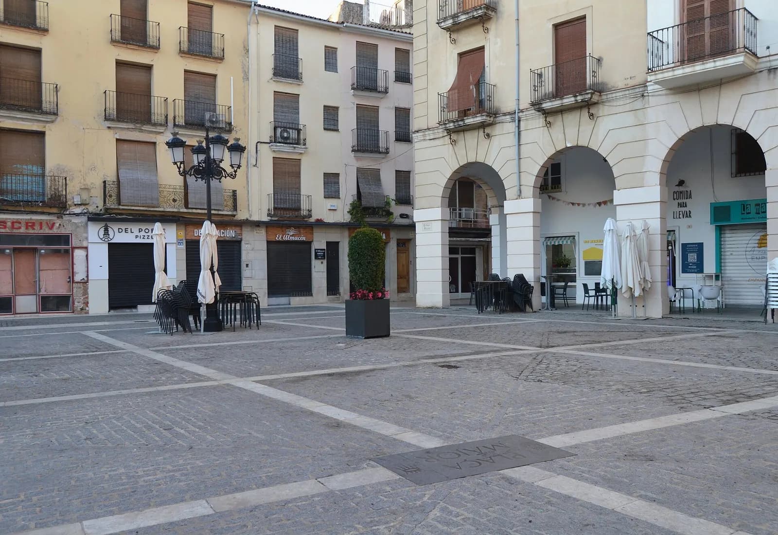 Plaça Major de Gandia, con soportales de arcos y edificios de viviendas de tres plantas