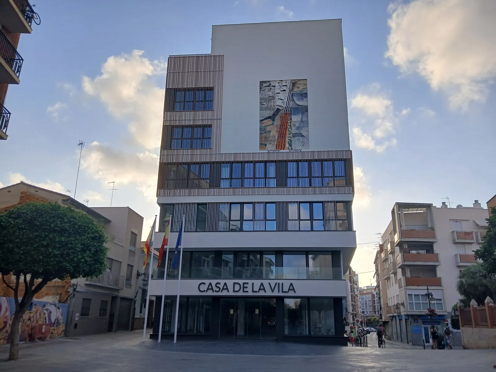 Casa de la Vila de Mislata, edificio municipal de varias plantas entre bloques de viviendas