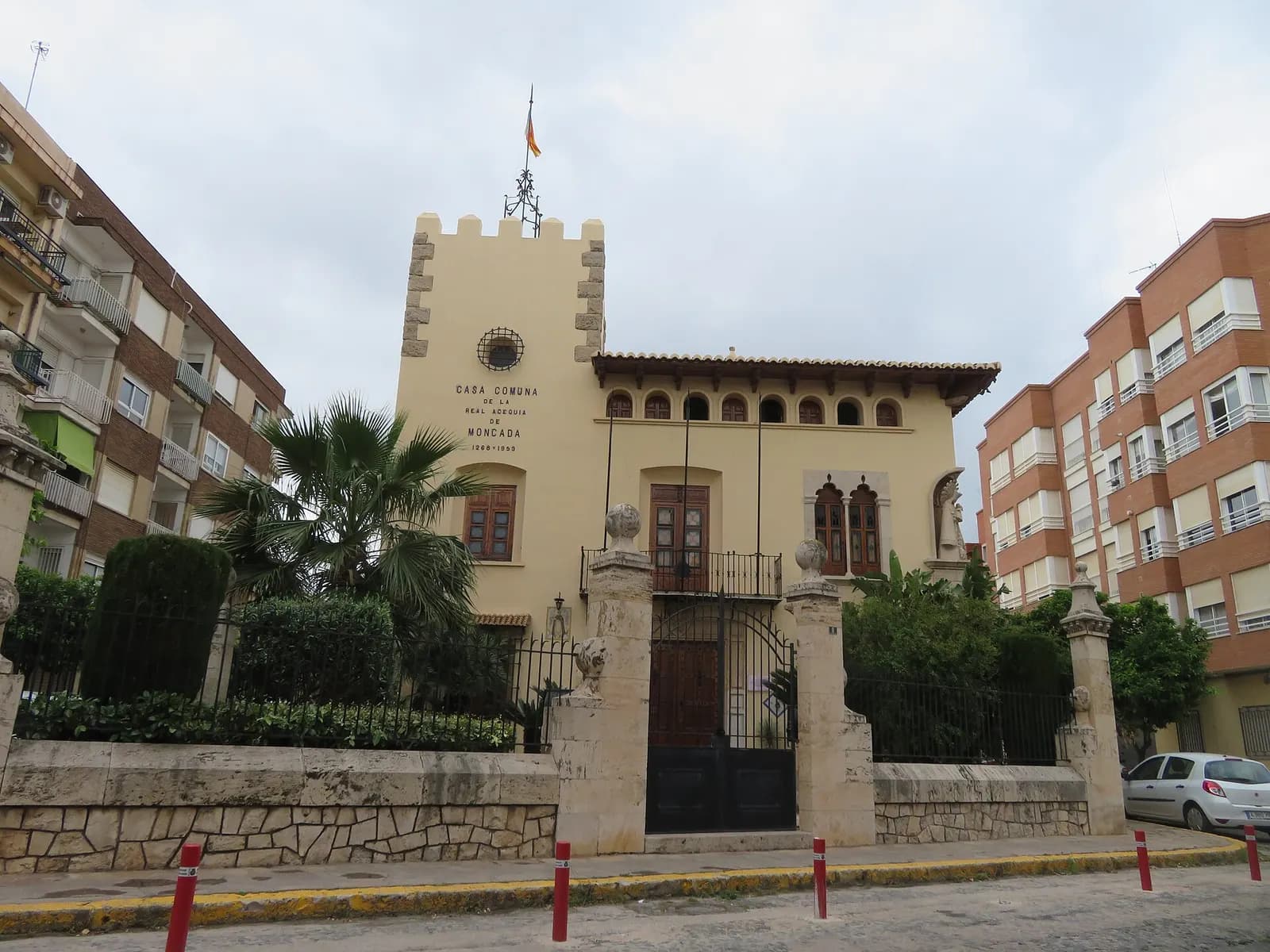 Casa Comuna de la Real Acequia de Moncada, edificio con torre almenada entre bloques de viviendas