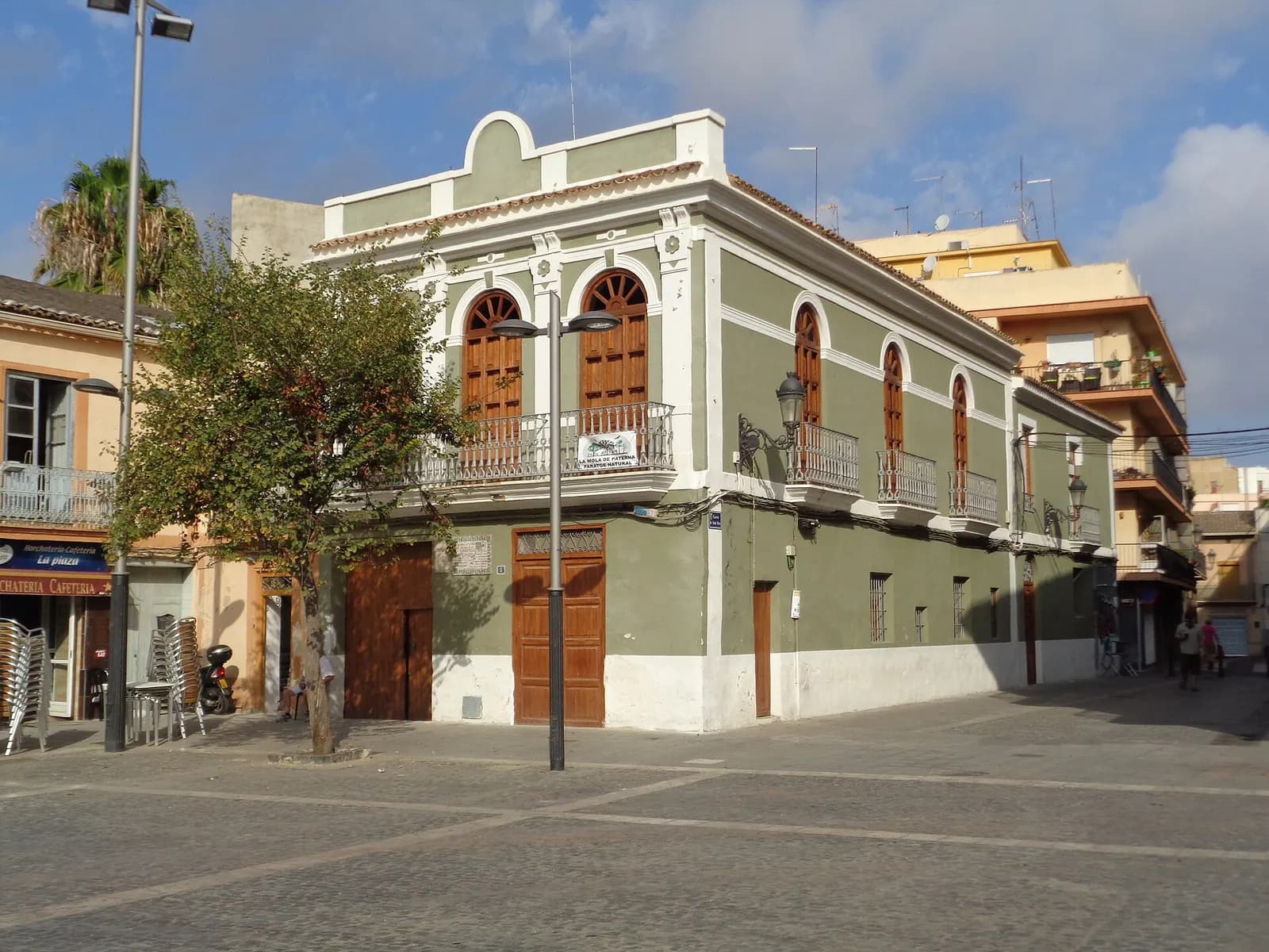 Plaça del Poble de Paterna, con una casa de dos plantas de balcones de hierro y ventanas de arco