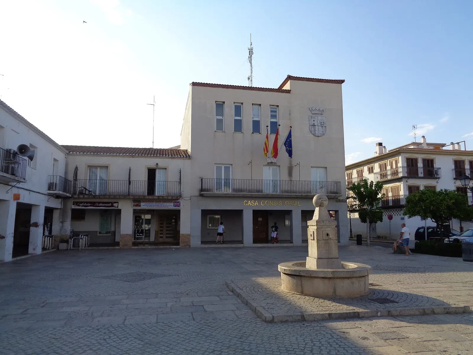 Plaza del Ayuntamiento de San Antonio de Benagéber, con fuente de piedra y casa consistorial