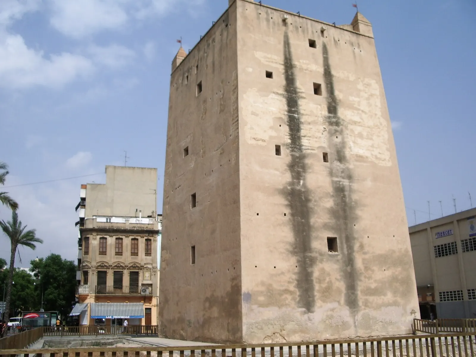 Torre de Torrent, torre medieval de tapial junto a edificios del casco urbano