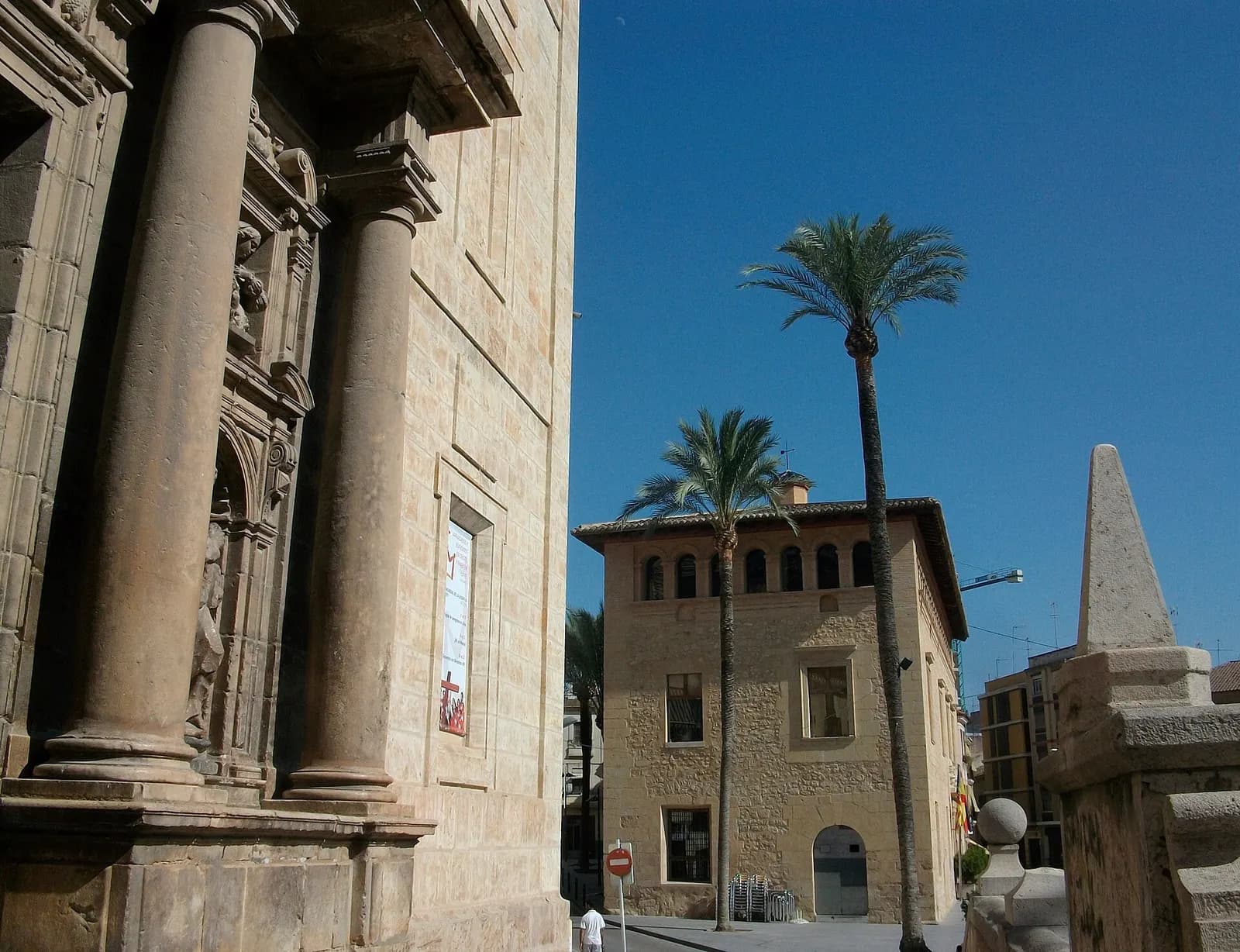 Fachada de la iglesia de la Asunción y casa de la Vila de Llíria con palmeras